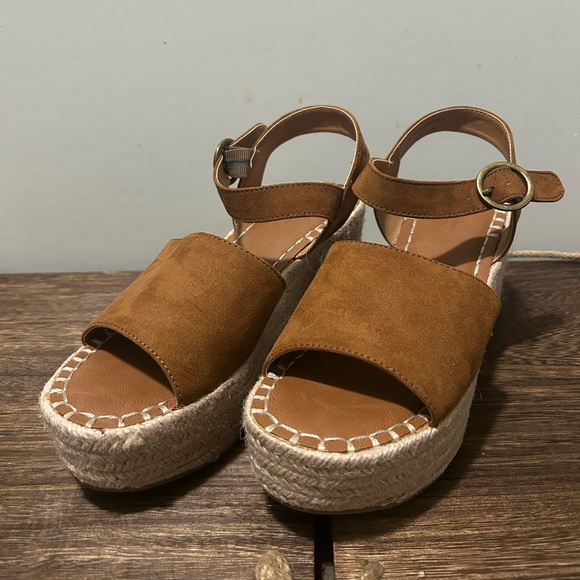 Universal Thread Sandals - Picture 2 of 3